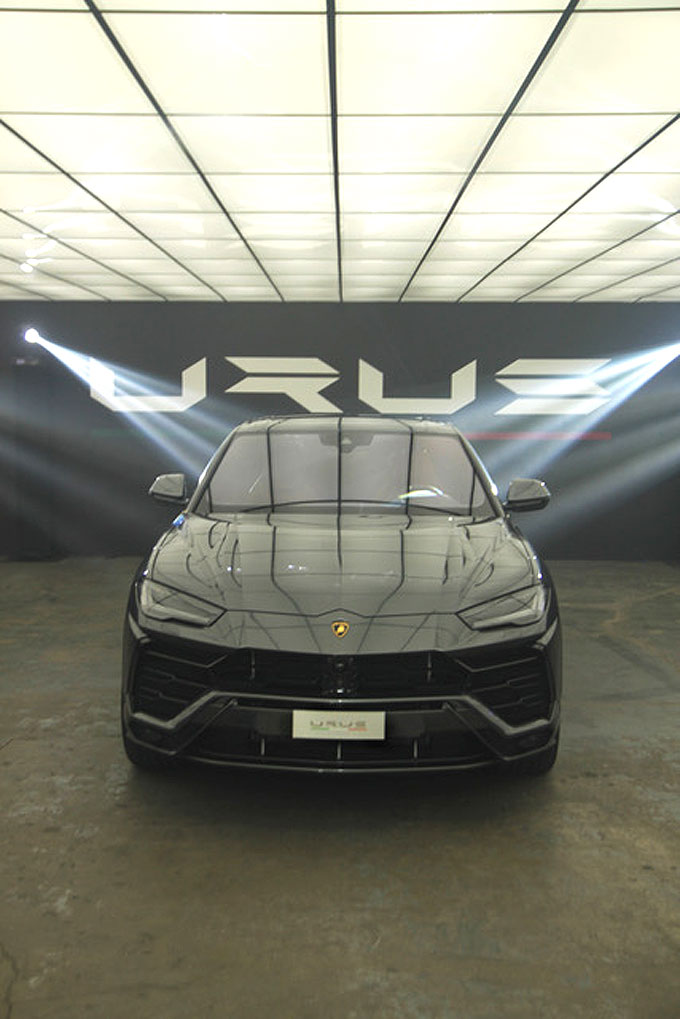 Lamborghini Urus with black banner