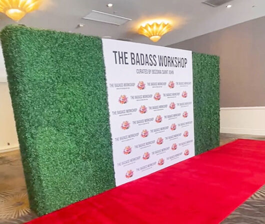 Step and repeat with double sided green hedges